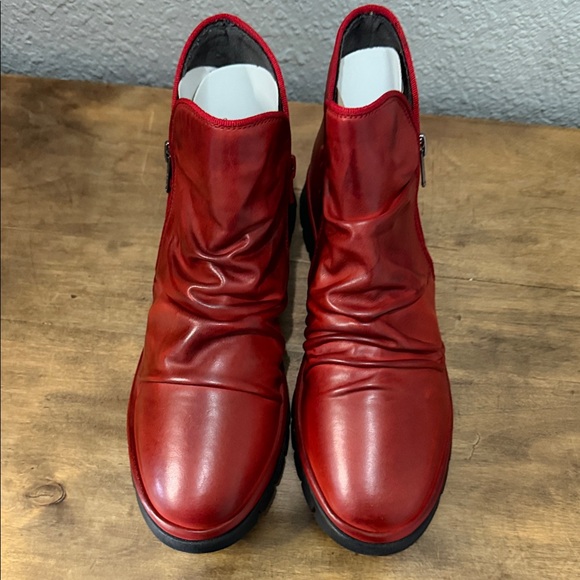 Miz Mooz Red Ruched Leather Side-Zip Ankle Boots size 40 (9- 9.5) NEW - Picture 3 of 8